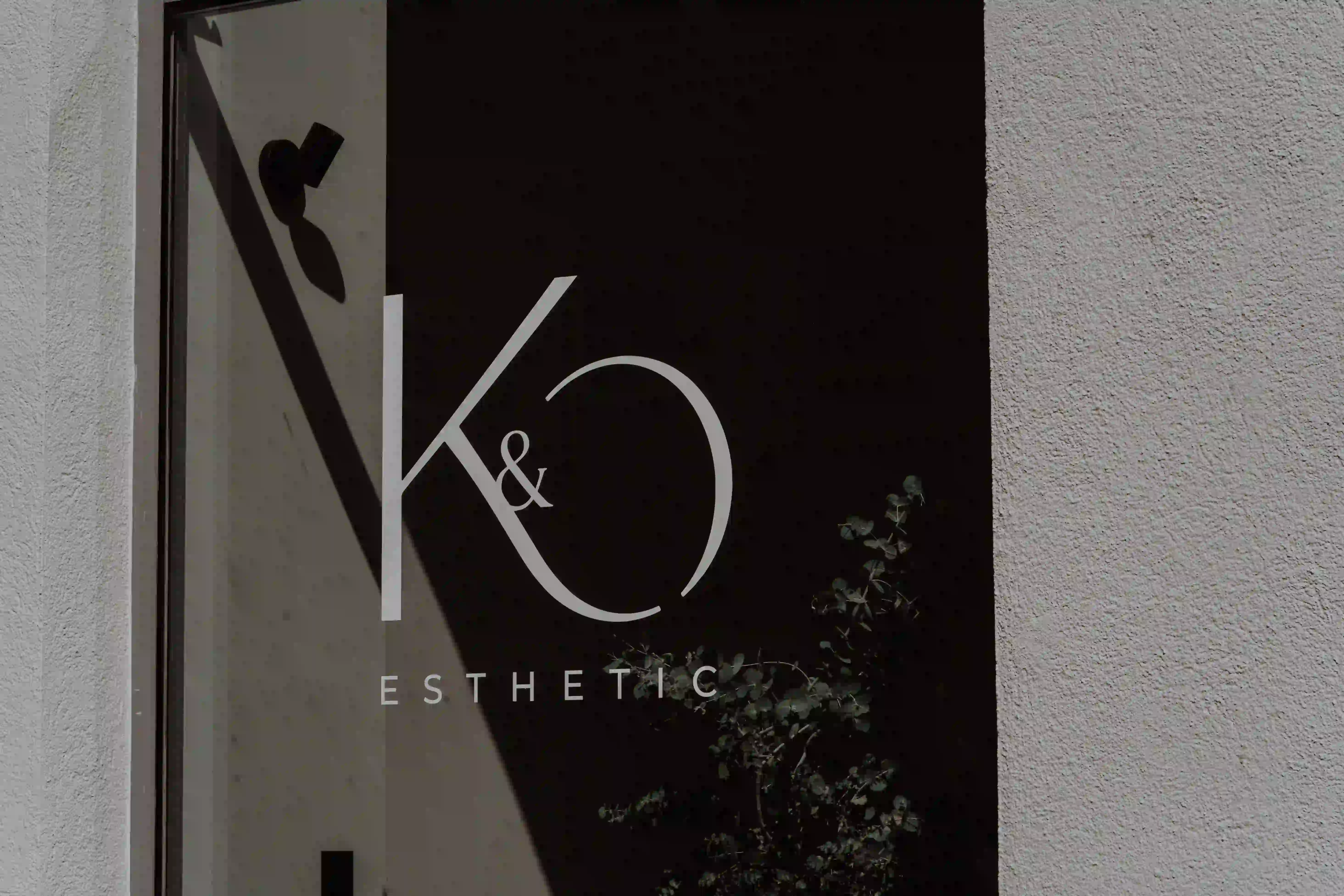Eingang und Schaufenster des K&O Esthetic Studios in der Währinger Straße, Wien