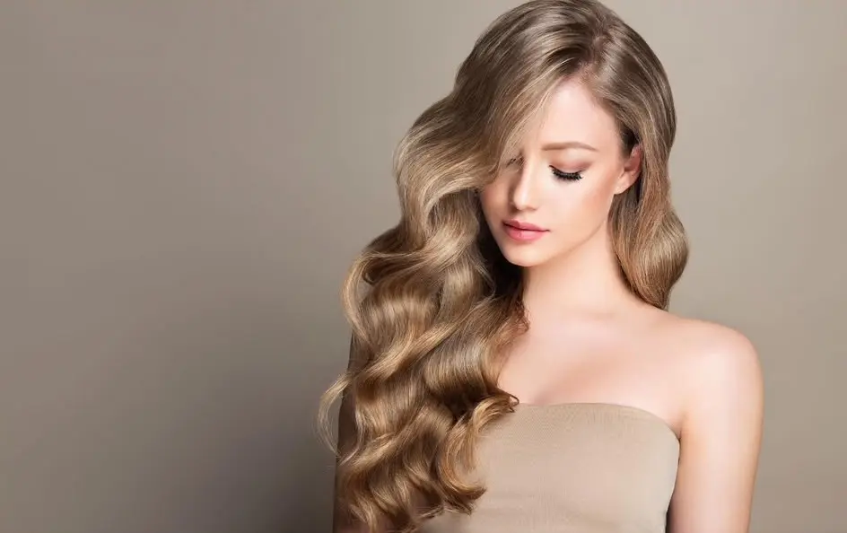 Haarverlängerung in Blond mit Wellen